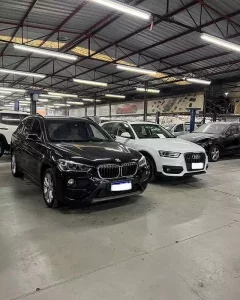 Carros dentro de oficina para conserto